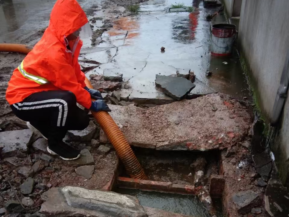 南昌專(zhuān)業(yè)清理污水池 煒譽(yù)市政以規(guī)范流程守護(hù)城市 “腸道”